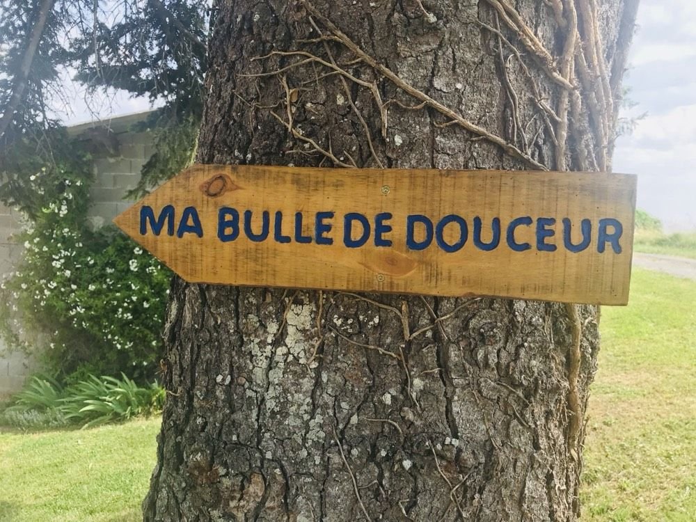 Le panneau Ma Bulle de Douceur sur un arbre