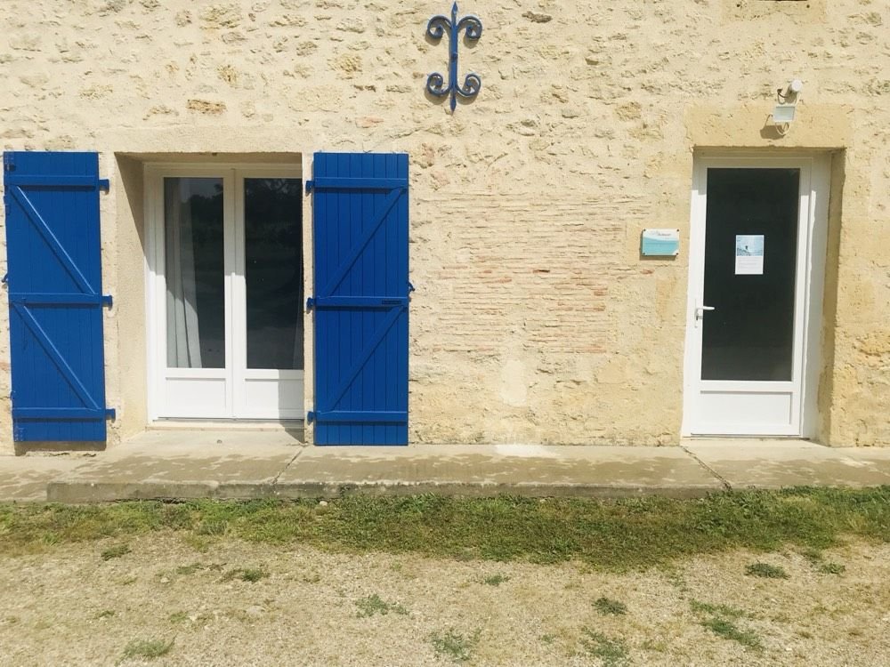 L'entrée du cabinet, volets bleus