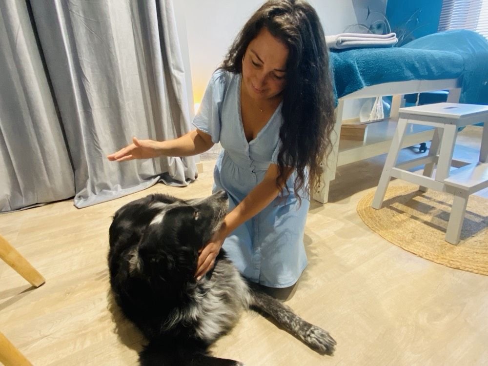 Aurélie pendant un soin avec un chien