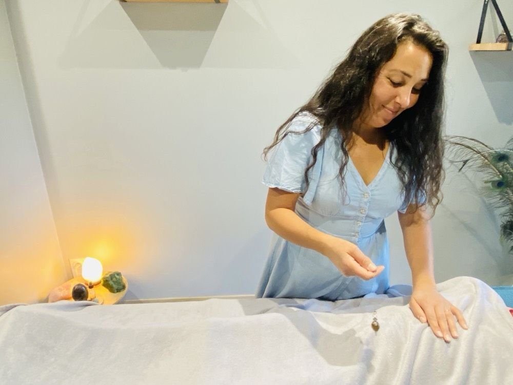 Les mains d'Aurélie pendant un soin de magnétisme